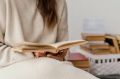 Чтение вместо скроллинга: как вечерняя привычка поможет улучшить сон