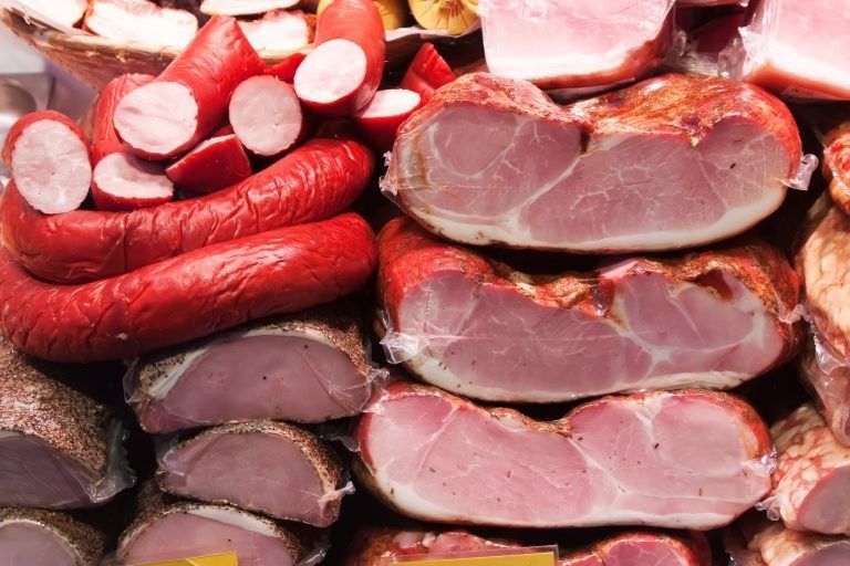 Цены на мясо остаются стабильными, в то время как колбасные изделия дорожают