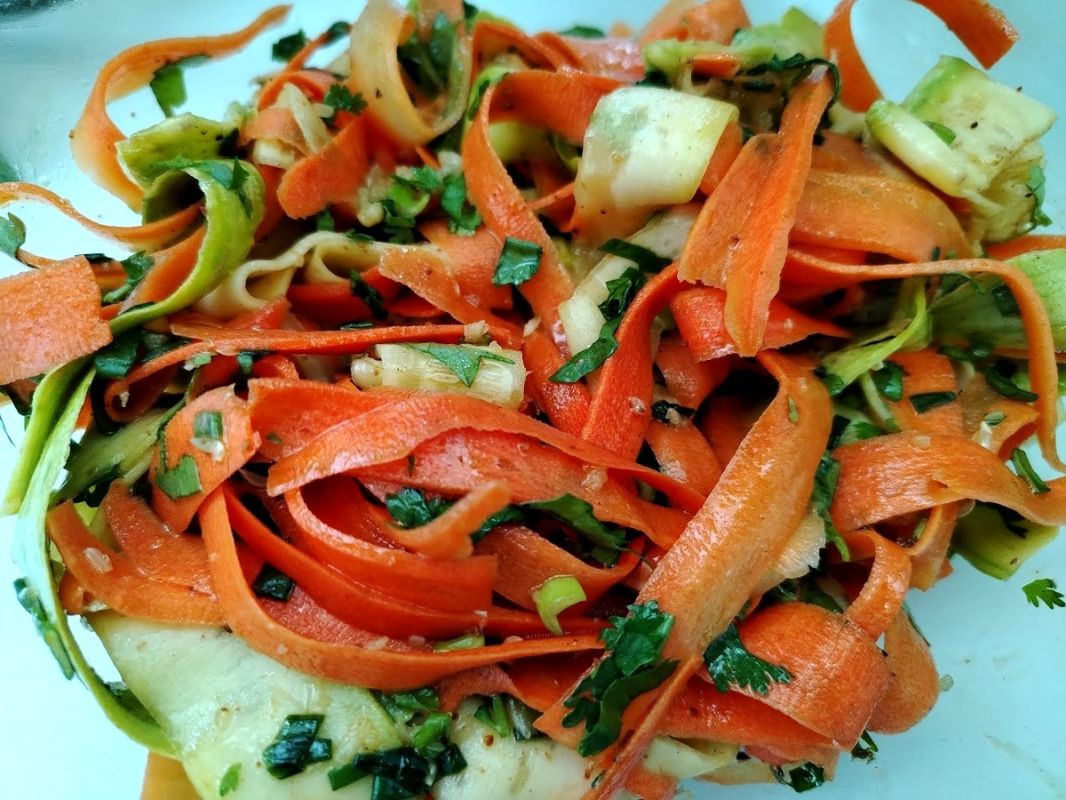 Салат из моркови и кабачка с азиатской заправкой