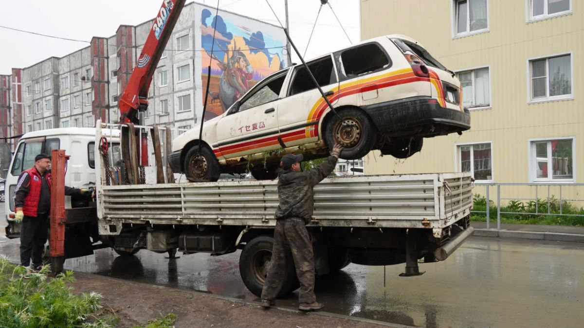 Брошенные авто вывозят с улиц Петропавловска-Камчатского Брошенные авто вывозят с улиц Петропавловска-Камчатского