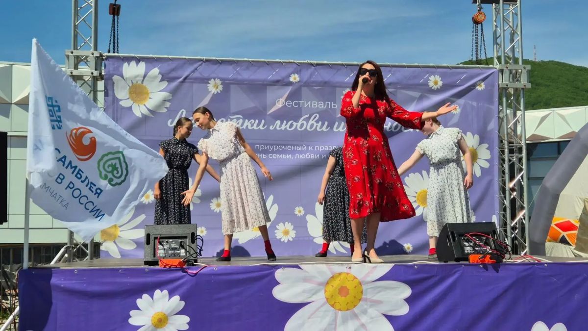 В центре города сегодня прошел замечательный фестиваль «Лепестки любви и верности», где семьи разных национальностей продемонстрировали свои таланты В центре города сегодня прошел замечательный фестиваль «Лепестки любви и верности», где семьи разных национальностей продемонстрировали свои таланты
