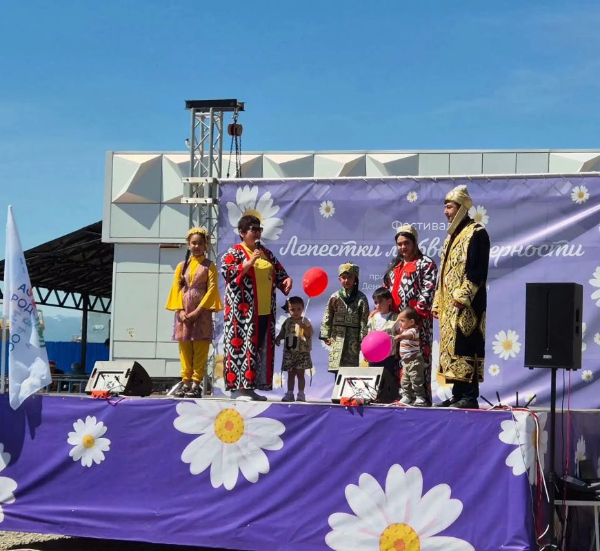В центре города сегодня прошел замечательный фестиваль «Лепестки любви и верности», где семьи разных национальностей продемонстрировали свои таланты В центре города сегодня прошел замечательный фестиваль «Лепестки любви и верности», где семьи разных национальностей продемонстрировали свои таланты