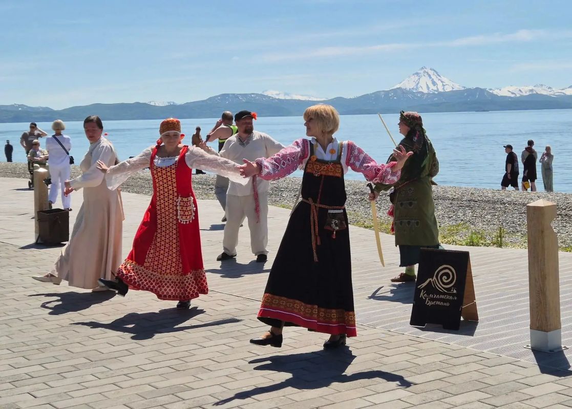 В центре города сегодня прошел замечательный фестиваль «Лепестки любви и верности», где семьи разных национальностей продемонстрировали свои таланты В центре города сегодня прошел замечательный фестиваль «Лепестки любви и верности», где семьи разных национальностей продемонстрировали свои таланты