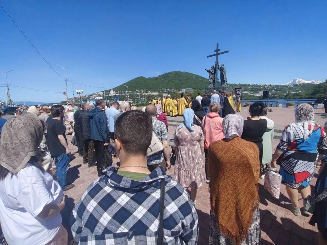 В Петропавловске-Камчатском прошли молебен и возложение цветов в честь святых первоверховных апостолов Петра и Павла В Петропавловске-Камчатском прошли молебен и возложение цветов в честь святых первоверховных апостолов Петра и Павла