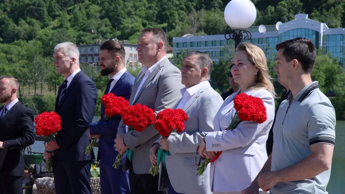 В Петропавловске-Камчатском прошли молебен и возложение цветов в честь святых первоверховных апостолов Петра и Павла В Петропавловске-Камчатском прошли молебен и возложение цветов в честь святых первоверховных апостолов Петра и Павла