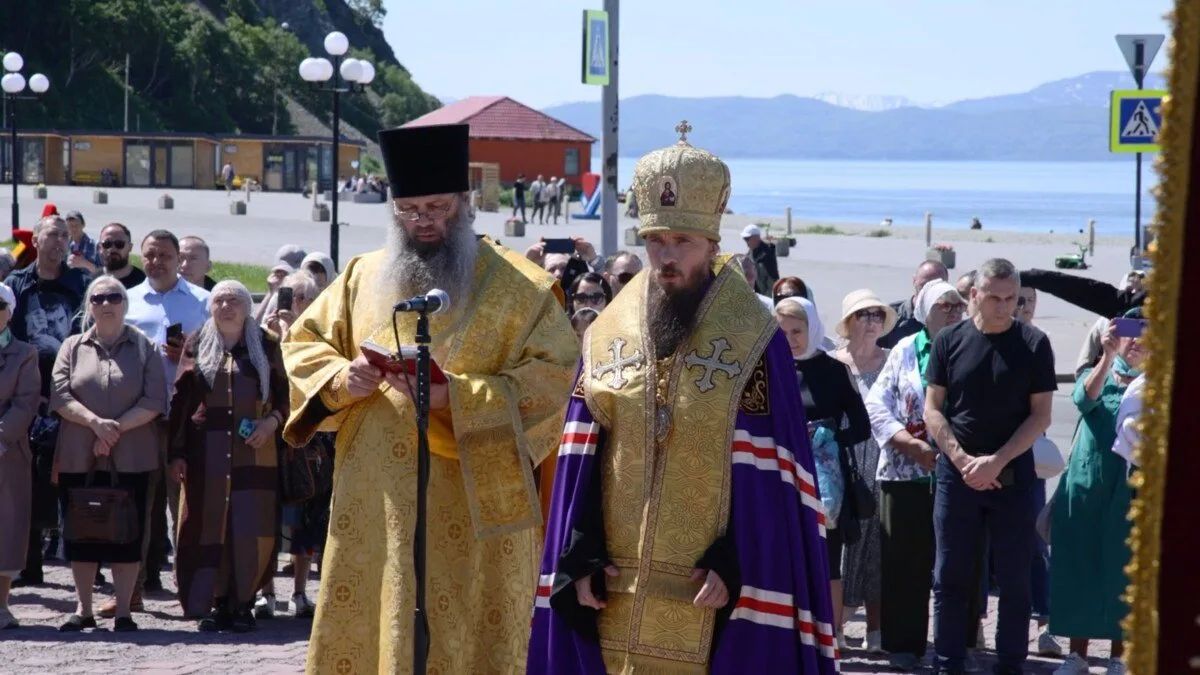 В Петропавловске-Камчатском прошли молебен и возложение цветов в честь святых первоверховных апостолов Петра и Павла В Петропавловске-Камчатском прошли молебен и возложение цветов в честь святых первоверховных апостолов Петра и Павла