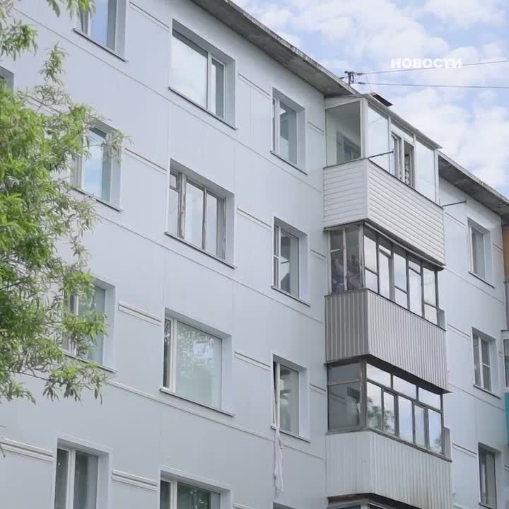 Ход работ по обновлению фасадов и крыш проверил министр строительства и жилищной политики края