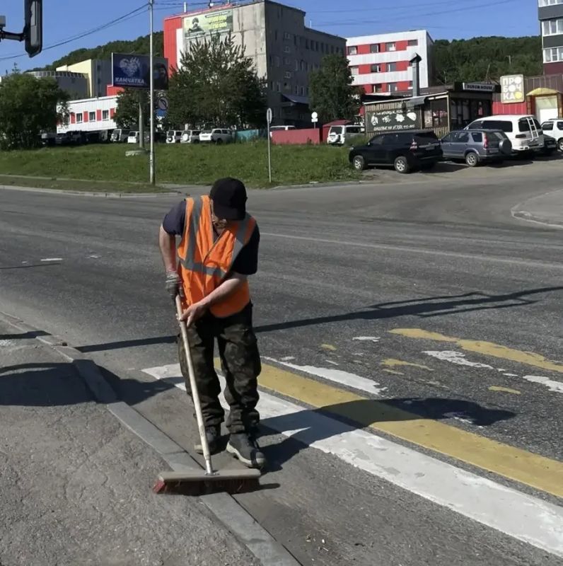 Город день за днем. 13 июля 2026 года В ПетропавловскеКамчатском продолжаются комплексные работы по содержанию городских территорий Город день за днем. 13 июля 2026 года В ПетропавловскеКамчатском продолжаются комплексные работы по содержанию городских территорий