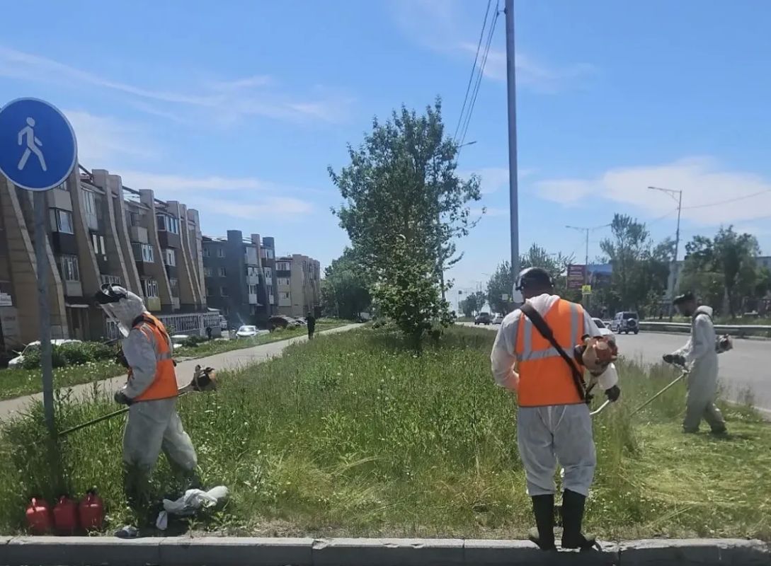 Город день за днем. . 17 июля 2026 года Бригады ручного труда выполняют уборку песка и мусора Город день за днем. . 17 июля 2026 года Бригады ручного труда выполняют уборку песка и мусора