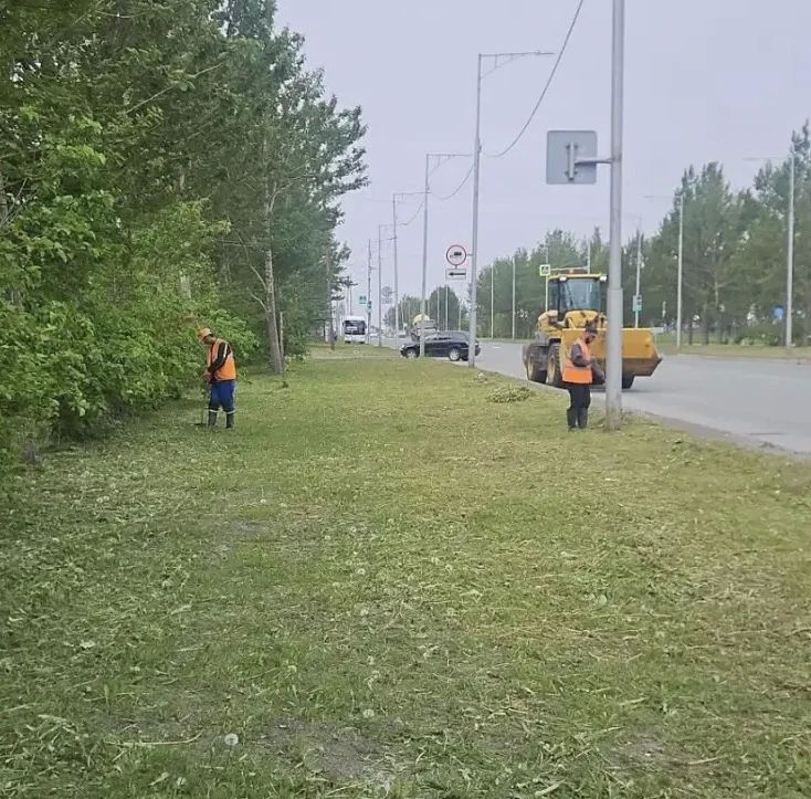 Город день за днем. . 17 июля 2026 года Бригады ручного труда выполняют уборку песка и мусора Город день за днем. . 17 июля 2026 года Бригады ручного труда выполняют уборку песка и мусора