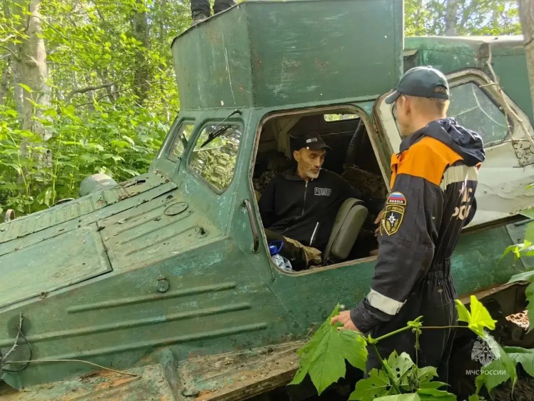 На Камчатке спасатели эвакуировали мужчину, застрявшего в лесу На Камчатке спасатели эвакуировали мужчину, застрявшего в лесу