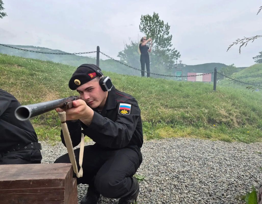 Спецпоказ спектакля-променада «Оборона Петропавловского порта 1854» состоялся сегодня в Петропавловске-Камчатском для военнослужащих 40-й бригады морской пехоты ТОФ, проходящих военную службу по призыву Спецпоказ спектакля-променада «Оборона Петропавловского порта 1854» состоялся сегодня в Петропавловске-Камчатском для военнослужащих 40-й бригады морской пехоты ТОФ, проходящих военную службу по призыву