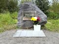 Мемориал с именами погибших на Ключевской сопке альпинистов дополнили ледорубом
