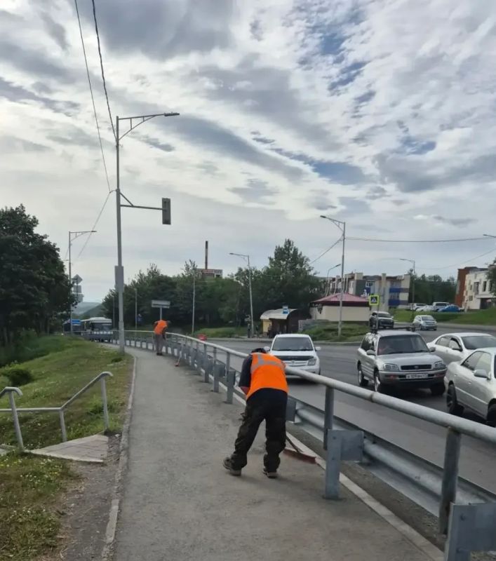 Город день за днем. 20 июля 2026 года Спецтехника и бригады ручного труда продолжают выполнять комплексную уборку городских территорий