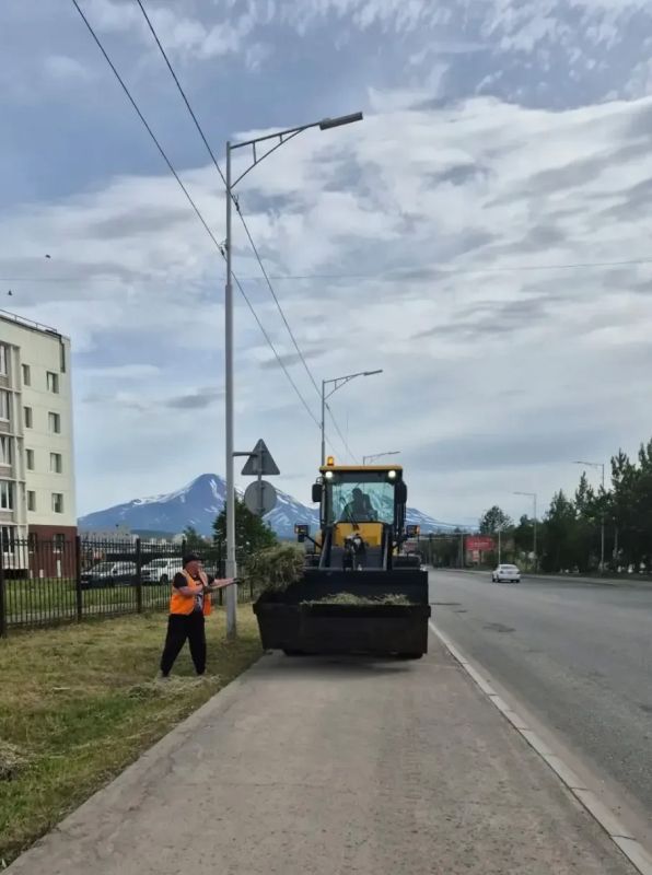 Город день за днем. 20 июля 2026 года Спецтехника и бригады ручного труда продолжают выполнять комплексную уборку городских территорий Город день за днем. 20 июля 2026 года Спецтехника и бригады ручного труда продолжают выполнять комплексную уборку городских территорий