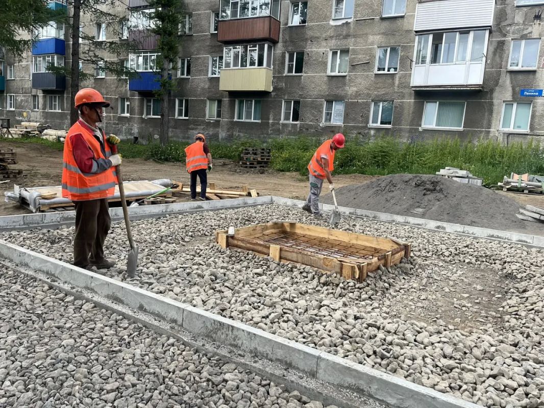Сергей Лозовский проверил ход работ на Аллее Доблести и Славы в Елизове Сергей Лозовский проверил ход работ на Аллее Доблести и Славы в Елизове