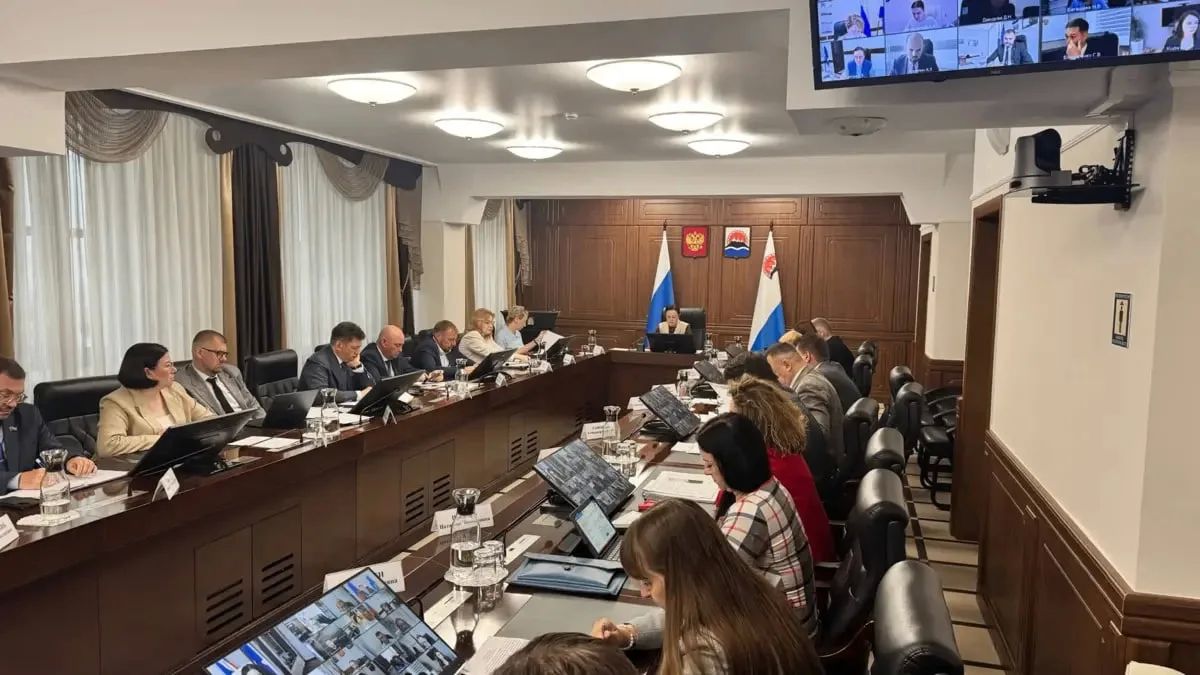 Контракты не ждут. На Камчатке до сих пор не заключены контракты по ряду важных объектов — от ремонта дорог и больниц до закупки лекарств и оборудования