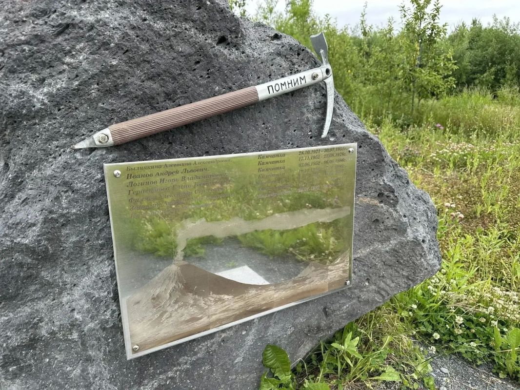 На мемориальном камне в память о погибших альпинистах появился ледоруб