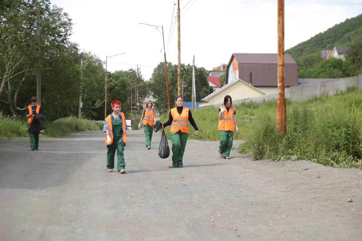 Подростки участвуют в трудовых отрядах «Молодой Петропавловск» Подростки участвуют в трудовых отрядах «Молодой Петропавловск»