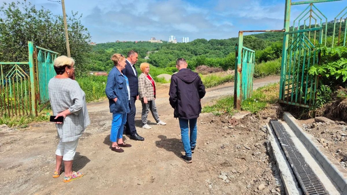 В Петропавловске-Камчатском под руководством врип Главы города Андрея Воровского состоялось выездное совещание на территории МБОУ «Средняя школа №35» в микрорайоне Сероглазка В Петропавловске-Камчатском под руководством врип Главы города Андрея Воровского состоялось выездное совещание на территории МБОУ «Средняя школа №35» в микрорайоне Сероглазка