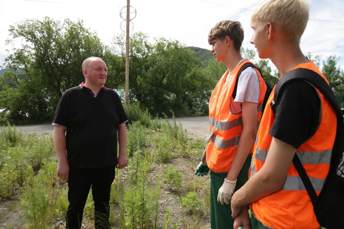 Подростки участвуют в трудовых отрядах «Молодой Петропавловск» Подростки участвуют в трудовых отрядах «Молодой Петропавловск»