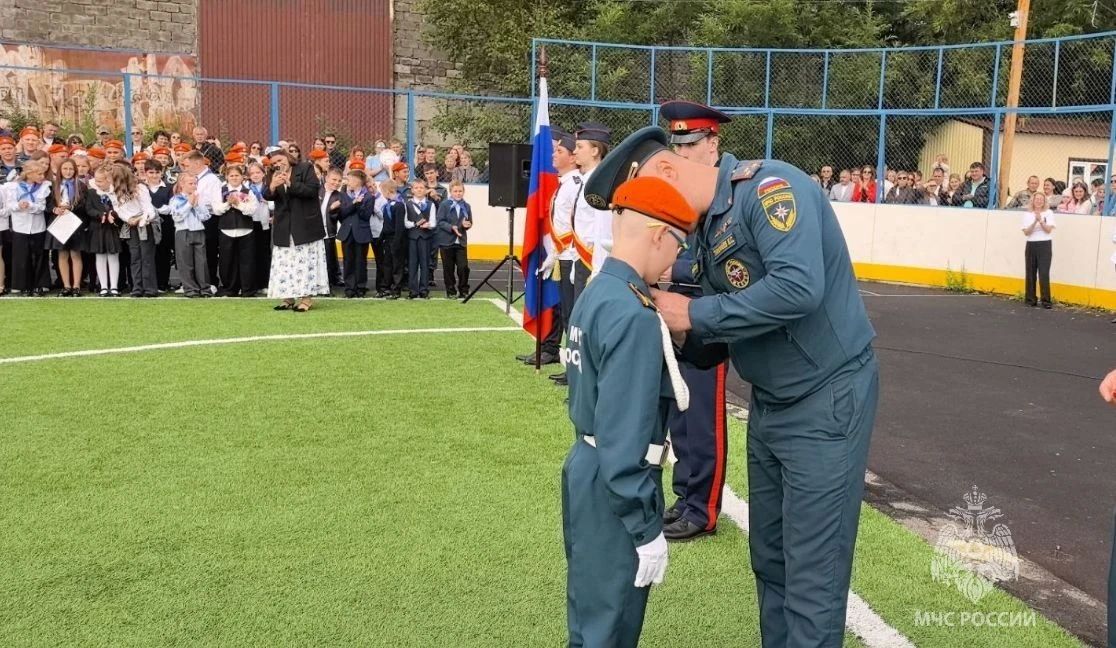 На Камчатке шестиклассника, спасшего ребёнка, наградили медалью МЧС России На Камчатке шестиклассника, спасшего ребёнка, наградили медалью МЧС России