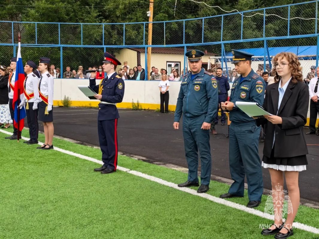 На Камчатке шестиклассника, спасшего ребёнка, наградили медалью МЧС России На Камчатке шестиклассника, спасшего ребёнка, наградили медалью МЧС России