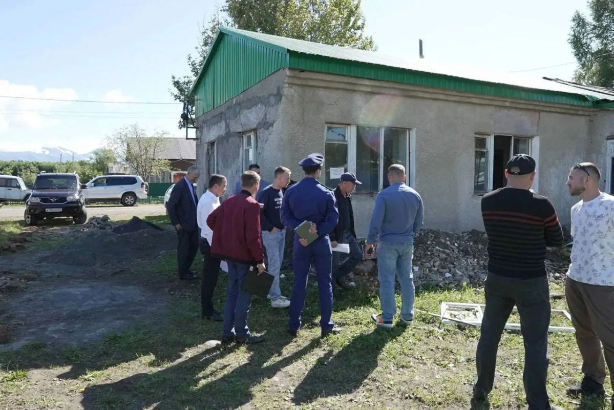 Депутат Сергей Лозовский проверил качество ремонта здравпункта в Северных Коряках Депутат Сергей Лозовский проверил качество ремонта здравпункта в Северных Коряках