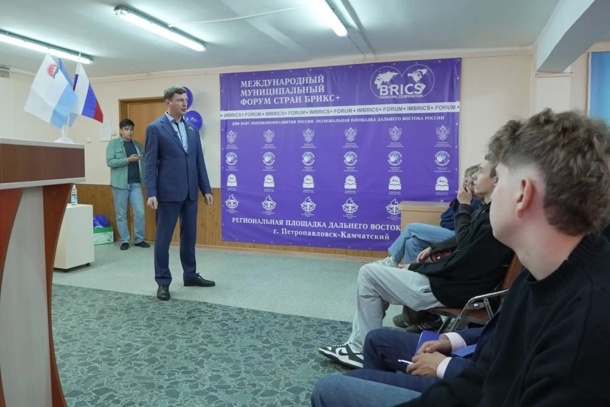 В Дальневосточном филиале ВАВТ прошла лекция депутата Анатолия Кирносенко о подвиге Курильского десанта В Дальневосточном филиале ВАВТ прошла лекция депутата Анатолия Кирносенко о подвиге Курильского десанта