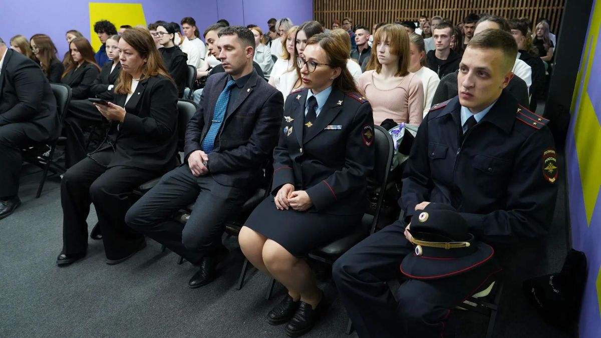 «Помнить, чтобы жить»: полицейские УМВД России России по Камчатскому краю почтили память жертв терактов «Помнить, чтобы жить»: полицейские УМВД России России по Камчатскому краю почтили память жертв терактов