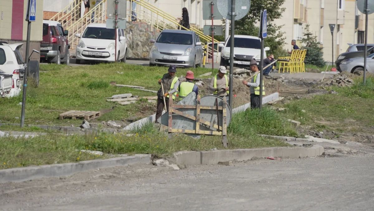 Основные внутриквартальные проезды в микрорайоне Северо-Восток ремонтируются в рамках программы развития «Город 20/30» Основные внутриквартальные проезды в микрорайоне Северо-Восток ремонтируются в рамках программы развития «Город 20/30»