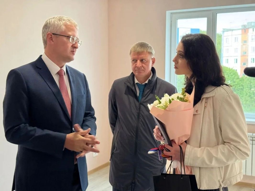 Владимир Солодов вручил ключи от новых квартир детям-сиротам и детям, оставшимся без попечения родителей Владимир Солодов вручил ключи от новых квартир детям-сиротам и детям, оставшимся без попечения родителей