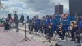 Городской оркестр, мороженое, фотозоны, выступления артистов и много-много интересного организовано для жителей и гостей прямо сейчас на главной площади Петропавловска
