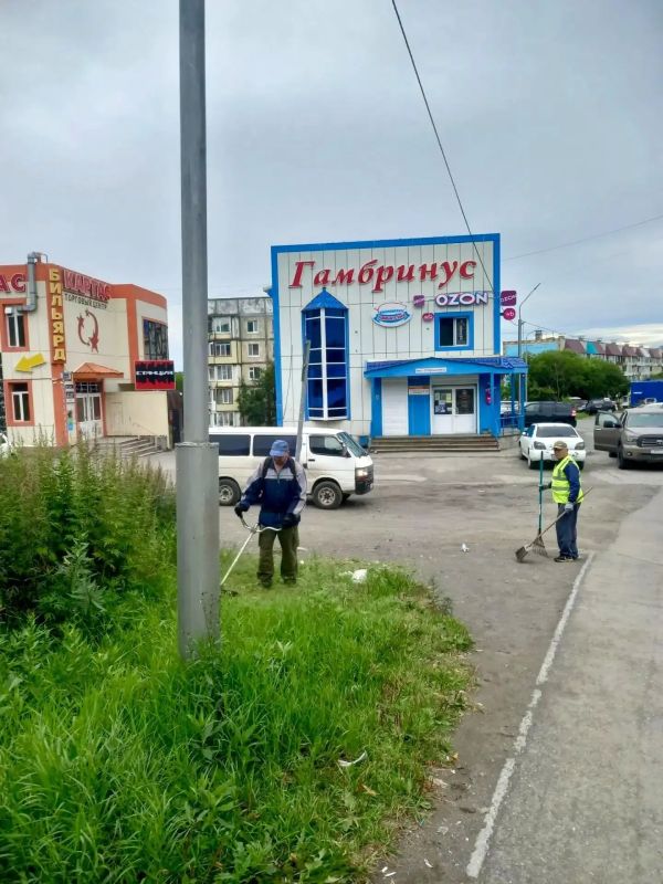 Город день за днем. . 14 сентября 2026 года В ПетропавловскеКамчатском продолжаются работы по содержанию городских территорий Город день за днем. . 14 сентября 2026 года В ПетропавловскеКамчатском продолжаются работы по содержанию городских территорий
