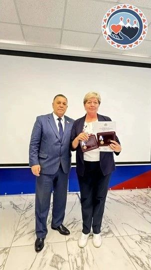 Директора Ресурсного центра системы социальной защиты населения наградили нагрудным знаком в честь юбилея основания города Директора Ресурсного центра системы социальной защиты населения наградили нагрудным знаком в честь юбилея основания города