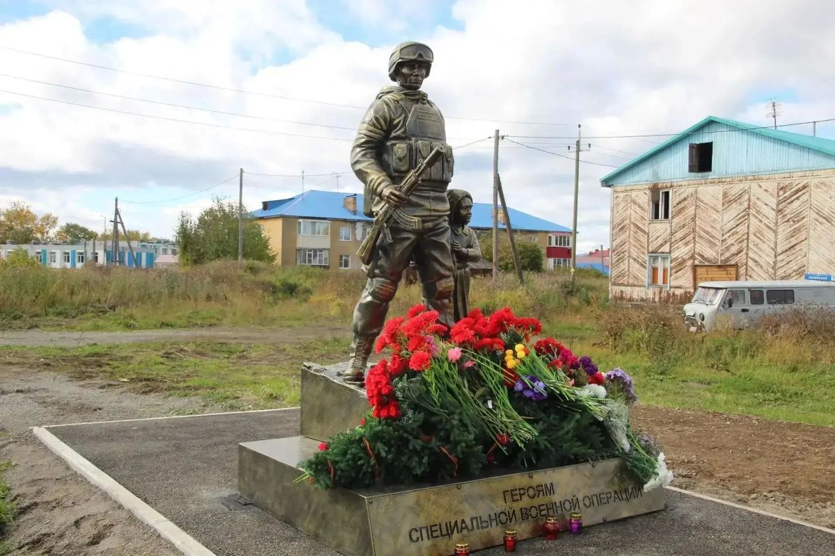 Памятник героям СВО открыли в Мильково в сквере Памяти