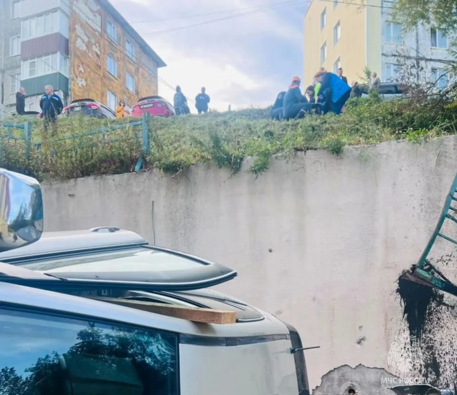 В Петропавловске-Камчатском спасатели МЧС России оказали помощь в ликвидации последствий ДТП В Петропавловске-Камчатском спасатели МЧС России оказали помощь в ликвидации последствий ДТП