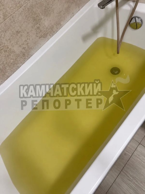 #нам_пишут. «Доброе утро. А вы освещаете такой наболевший вопрос по адресу: ул. Фестивальная, 25, район Сероглазка? Каждый год с включением отопления у нас вот такая горячая вода.» Фото от нашего подписчика - в публикации