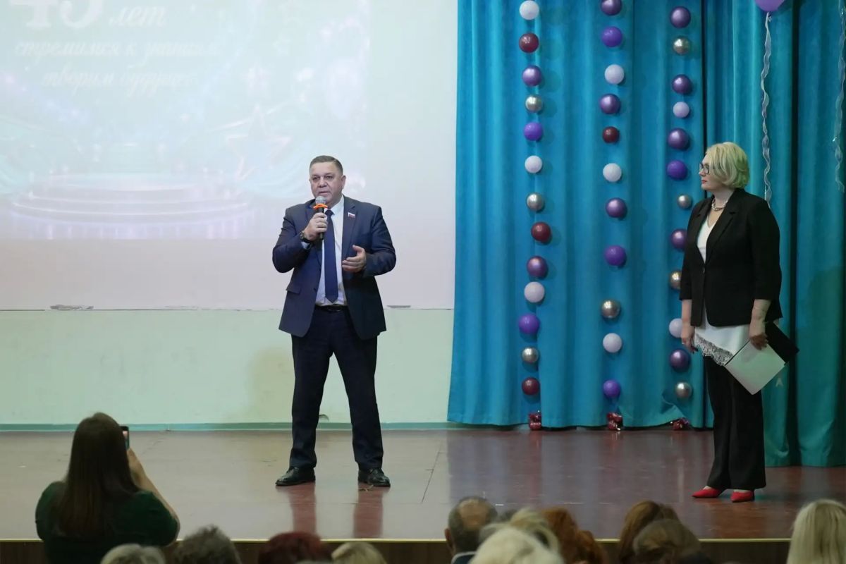 Средняя школа № 36 имени П. Т. Новограбленова в ПетропавловскеКамчатском отметила 45летие Средняя школа № 36 имени П. Т. Новограбленова в ПетропавловскеКамчатском отметила 45летие