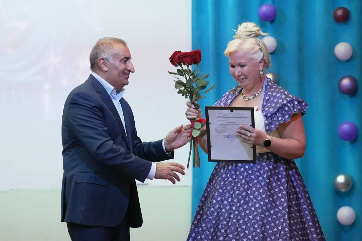 Средняя школа № 36 имени П. Т. Новограбленова в ПетропавловскеКамчатском отметила 45летие Средняя школа № 36 имени П. Т. Новограбленова в ПетропавловскеКамчатском отметила 45летие