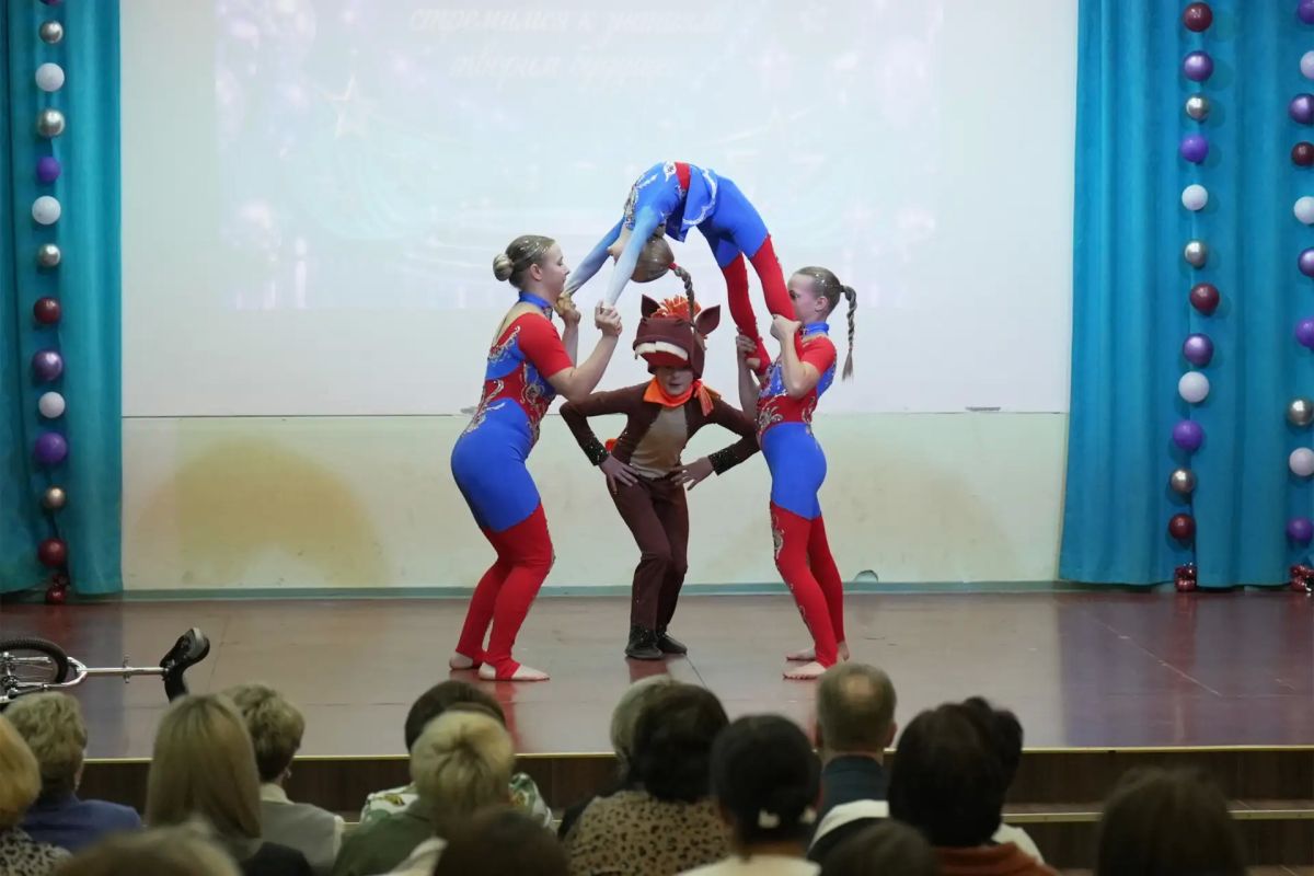 Средняя школа № 36 имени П. Т. Новограбленова в ПетропавловскеКамчатском отметила 45летие Средняя школа № 36 имени П. Т. Новограбленова в ПетропавловскеКамчатском отметила 45летие