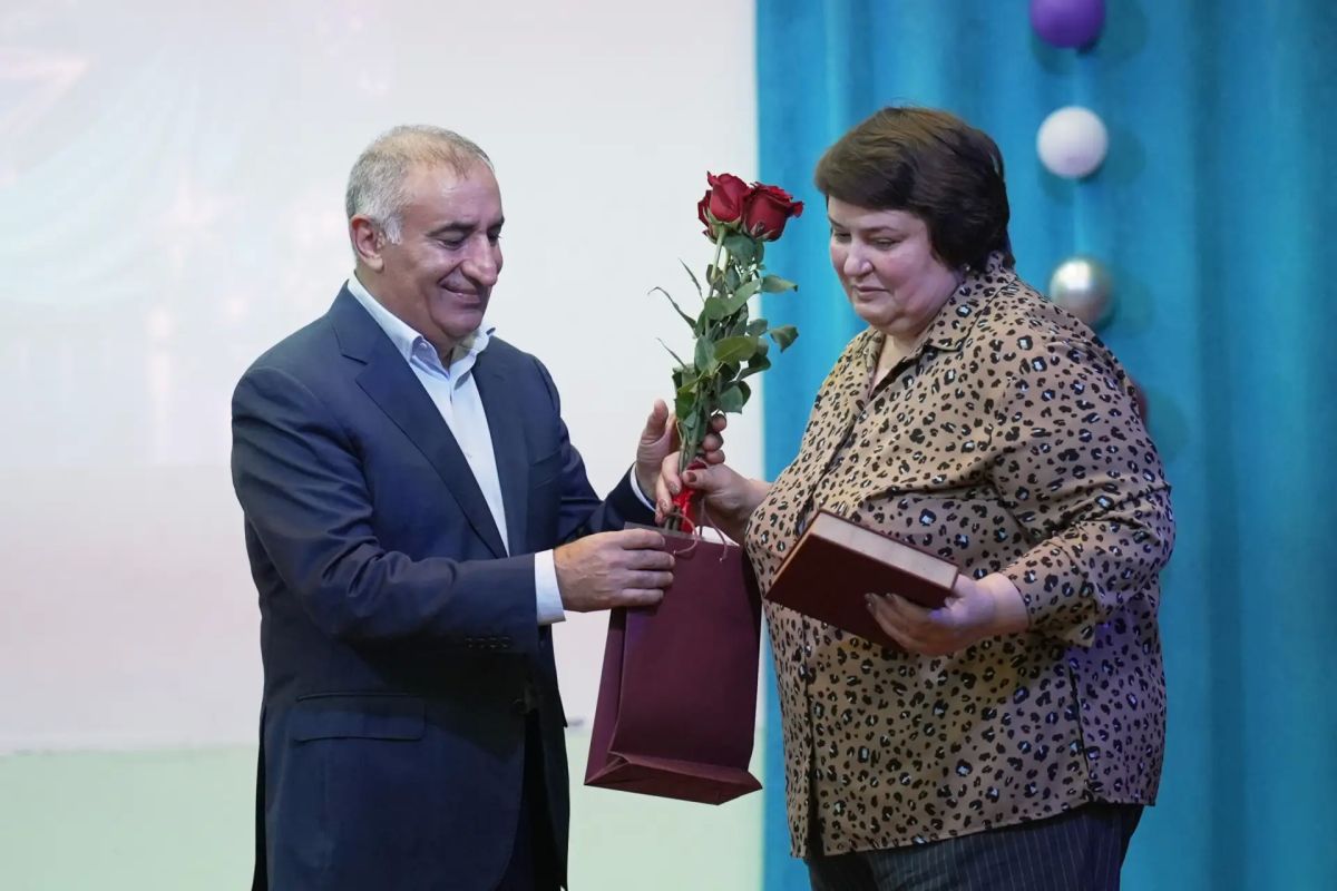 Средняя школа № 36 имени П. Т. Новограбленова в ПетропавловскеКамчатском отметила 45летие Средняя школа № 36 имени П. Т. Новограбленова в ПетропавловскеКамчатском отметила 45летие