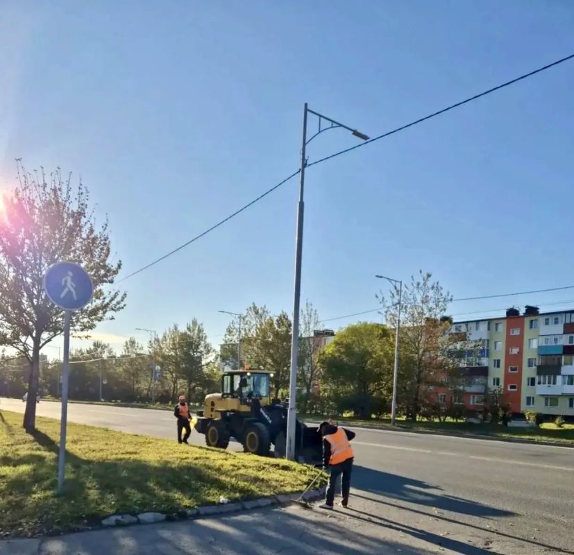 Город день за днем. 28 сентября 2026 года В Петропавловске-Камчатском продолжаются работы по содержанию городской территории Подрядные организации проводят уборку проезжей части, тротуаров и прилегающих территорий Город день за днем. 28 сентября 2026 года В Петропавловске-Камчатском продолжаются работы по содержанию городской территории Подрядные организации проводят уборку проезжей части, тротуаров и прилегающих территорий