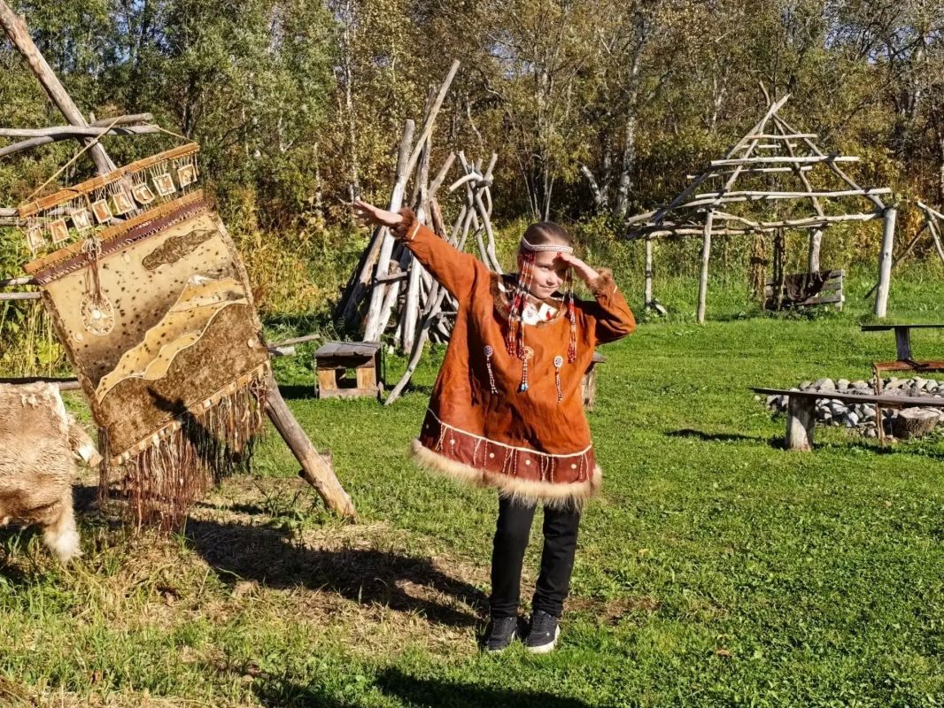 В рамках Года единства народов России воспитанники Центра «СЕМЬЯ» посетили этнодеревню Мургин Варат и познакомились с культурой корякского народа В рамках Года единства народов России воспитанники Центра «СЕМЬЯ» посетили этнодеревню Мургин Варат и познакомились с культурой корякского народа