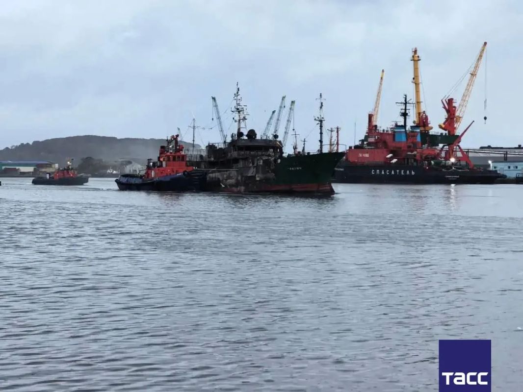 Рыболовецкий сейнер "Триумф", загоревшийся у берегов Камчатки, отбуксирован в порт Петропавловска-Камчатского, сообщает ГУ МЧС России по региону Рыболовецкий сейнер "Триумф", загоревшийся у берегов Камчатки, отбуксирован в порт Петропавловска-Камчатского, сообщает ГУ МЧС России по региону