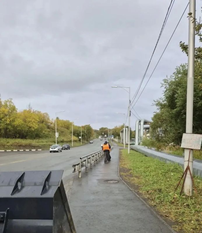 Город день за днем. 1 октября 2026 года Городские службы продолжают сезонные работы по содержанию территорий В Петропавловске-Камчатском проводится обрезка деревьев и кустарников вдоль дорог и пешеходных зон Город день за днем. 1 октября 2026 года Городские службы продолжают сезонные работы по содержанию территорий В Петропавловске-Камчатском проводится обрезка деревьев и кустарников вдоль дорог и пешеходных зон