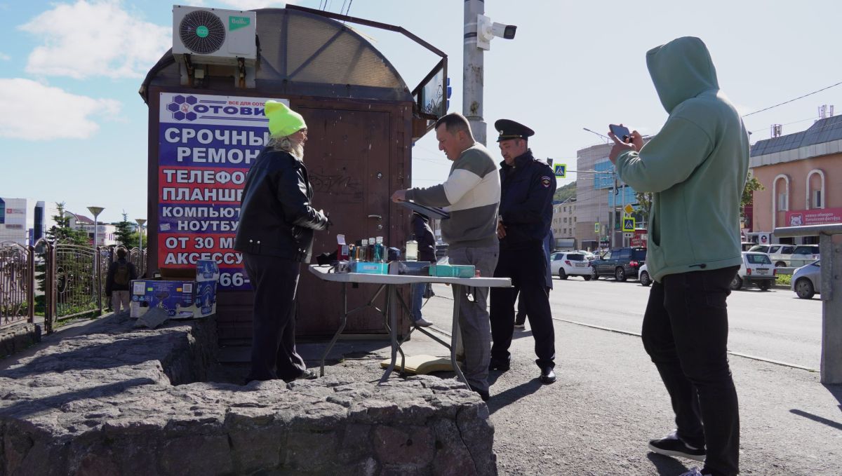 В Петропавловске-Камчатском проверили места незаконной торговли В Петропавловске-Камчатском проверили места незаконной торговли