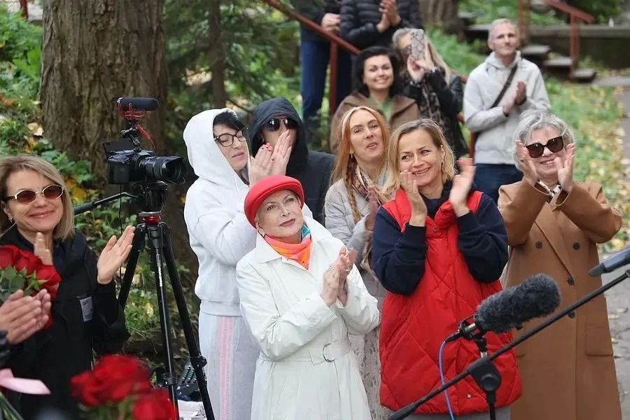 В Петропавловске–Камчатском открыли мемориальную доску в честь Галины Астраханкиной В Петропавловске–Камчатском открыли мемориальную доску в честь Галины Астраханкиной