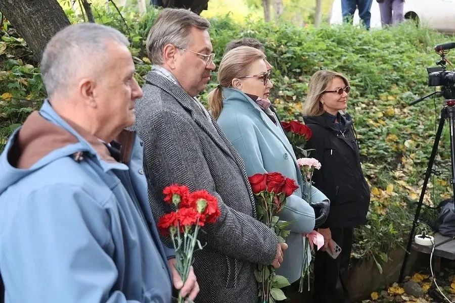 В Петропавловске–Камчатском открыли мемориальную доску в честь Галины Астраханкиной В Петропавловске–Камчатском открыли мемориальную доску в честь Галины Астраханкиной