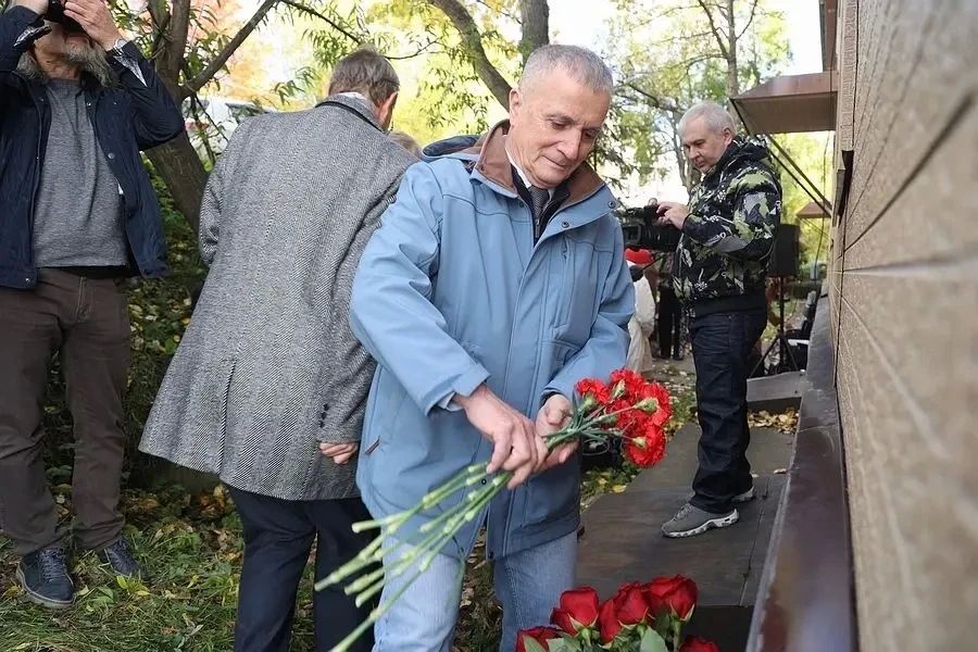 В Петропавловске–Камчатском открыли мемориальную доску в честь Галины Астраханкиной В Петропавловске–Камчатском открыли мемориальную доску в честь Галины Астраханкиной